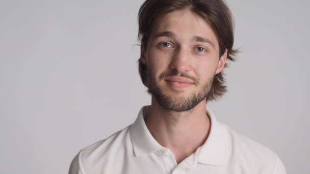 Ritratto Attraente Uomo Sorridente Felicemente Mostrando Gesto Ringraziamento Sulla Macchina — Video Stock