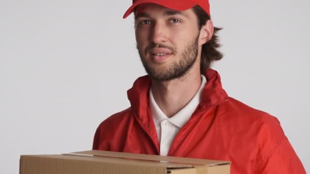 Ελκυστικός Πρόσχαρος Κούριερ Κόκκινο Καπέλο Που Δίνει Ευτυχώς Κουτί Παράδοσης — Αρχείο Βίντεο