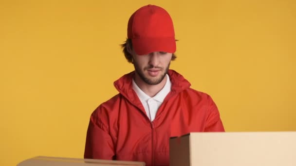 Chico Mensajero Guapo Gorra Roja Felizmente Entrega Cajas Cartón Sobre — Vídeos de Stock