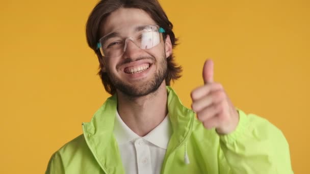Atrakcyjny Stylowy Brodaty Facet Okularach Ochronnych Jasny Wiatrówka Szczęśliwie Pokazując — Wideo stockowe