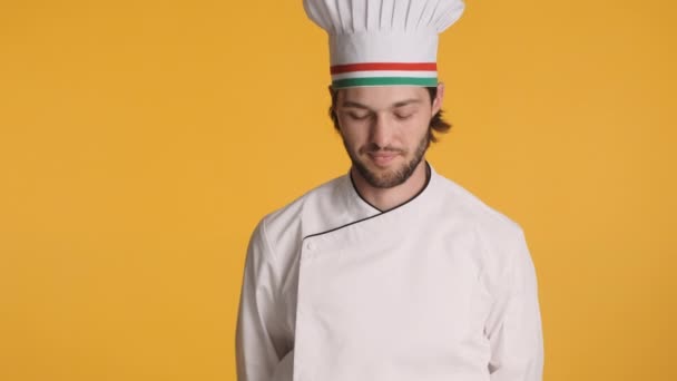 Chef Profissional Uniforme Feliz Sorrindo Câmera Sobre Fundo Colorido — Vídeo de Stock