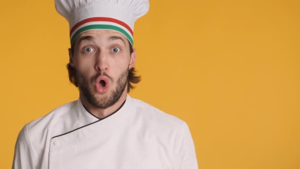 专业兴奋的意大利厨师形象 身穿制服 惊讶地看着镜头 在五彩斑斓的背景上表现出贝氏手势 哇的表情 复制空间 — 图库视频影像
