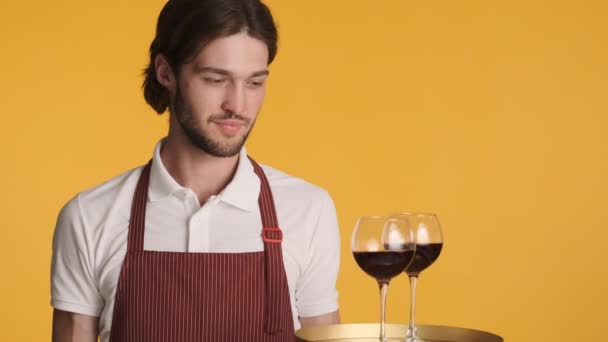 Genç Çekici Sakallı Garson Elinde Kırmızı Şarapla Renkli Arka Planda — Stok video