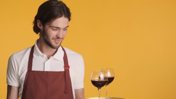 Genç Çekici Heyecanlı Garson Elinde Kırmızı Şarapla Şaşırtıcı Bir Şekilde — Stok video