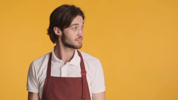 Genç Çekici Şaşkın Garson Fotokopi Odasına Bakıyor Renkli Arka Planı — Stok video