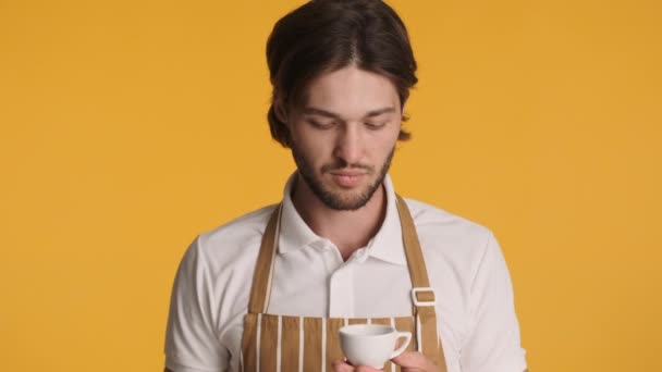 Genç Çekici Barista Kahveyi Koklarken Kameranın Önünde Renkli Arka Planda — Stok video