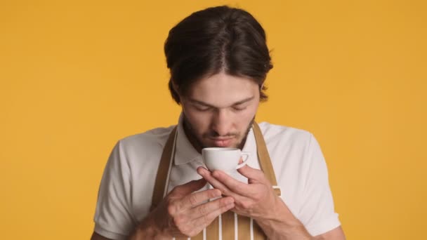 Ung Smuk Barista Trygt Sniffing Kaffe Lykkeligt Ser Kameraet Farverig – Stock-video