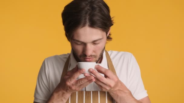 Jovem Barista Bonito Cheirando Café Sonhadamente Tentando Sobre Fundo Colorido — Vídeo de Stock