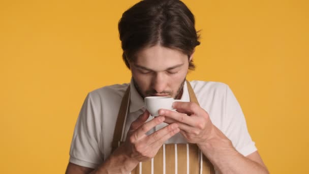 Fiatal Jóképű Boldog Barista Szaglászik Kávét Iszik Színes Háttér — Stock videók