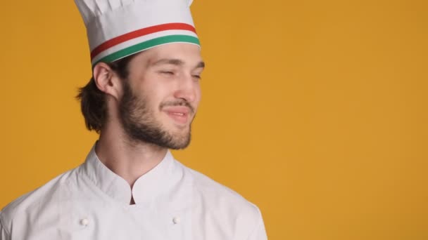 Hübsch Lächelnder Profikoch Uniform Schaut Glücklich Zur Seite Auf Den — Stockvideo