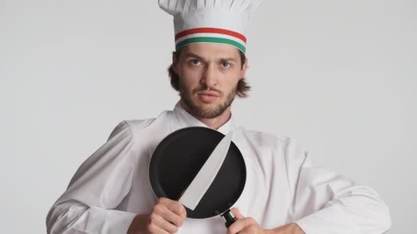 Attraente Chef Italiano Uniforme Che Gioca Con Coltello Padella Sulla — Video Stock