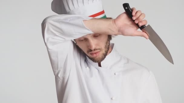 Portret Atrakcyjnego Włoskiego Kucharza Mundurze Nożem Pokazującym Zmęczoną Ekspresję Uśmiechniętym — Wideo stockowe