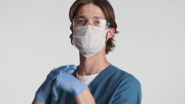 Fiatal Jóképű Férfi Orvos Védőszemüvegben Orvosi Maszkban Kesztyűben Magabiztosan Mossa — Stock videók