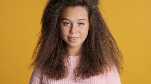 Portrét Atraktivní Brunetky Baculaté Dívka Sebevědomě Dívá Kamery Izolované Žlutém — Stock video