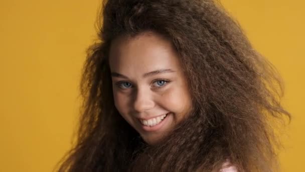Nahaufnahme Hübsches Brünettes Mädchen Glücklich Lächelnd Auf Kamera Isoliert Auf — Stockvideo