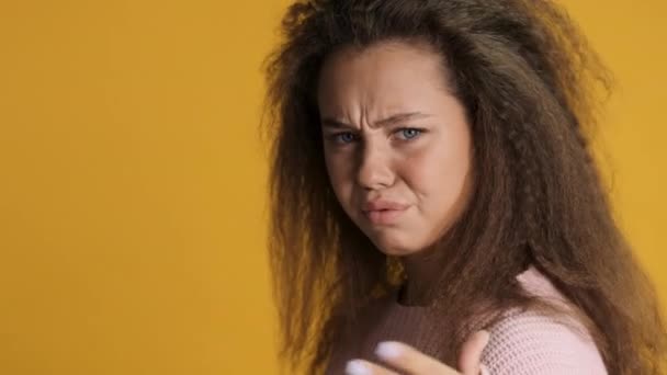 Wütend Brünettes Mädchen Unzufrieden Mit Schlechten Nachrichten Hat Trübes Gesicht — Stockvideo