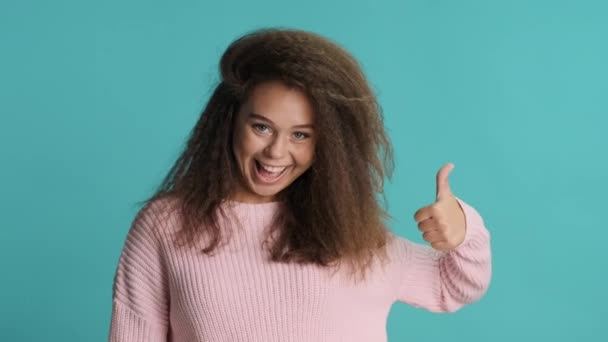 Chica Morena Bastante Sonriente Mostrando Como Gesto Cámara Sobre Fondo — Vídeos de Stock