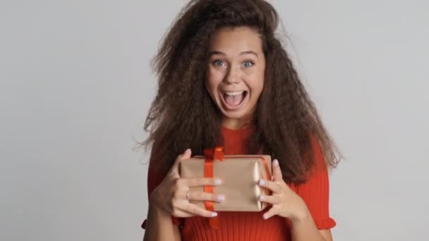 Entzückte Schöne Lächelnde Brünette Mädchen Erhalten Geschenk Von Freund Und — Stockvideo