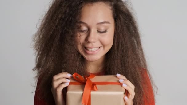 Mooi Opgewonden Brunette Meisje Krijgen Cadeau Haar Verjaardag Gelukkig Zoek — Stockvideo