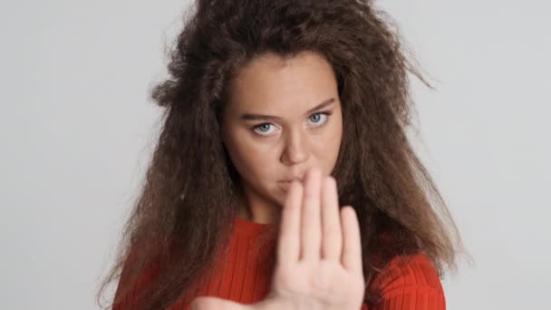 Ernsthafte Strenge Brünette Mädchen Mit Stop Geste Lehnt Etwas Vor — Stockvideo