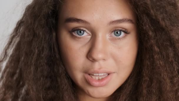 Close Hermosa Chica Morena Sensualmente Abrir Los Ojos Sonreír Cámara — Vídeos de Stock