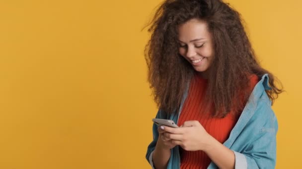 Atractiva Chica Morena Sonriente Cejas Página Web Favorita Navegar Por — Vídeos de Stock