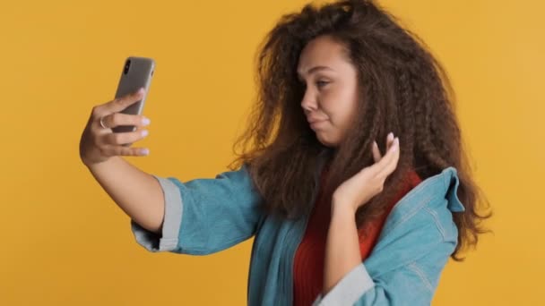 Hoş Esmer Sıradan Giyinmiş Bir Kız Renkli Arka Planda Akıllı — Stok video