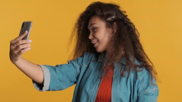 Chica Morena Positiva Haciendo Selfie Teléfono Felizmente Elección Foto Después — Vídeos de Stock