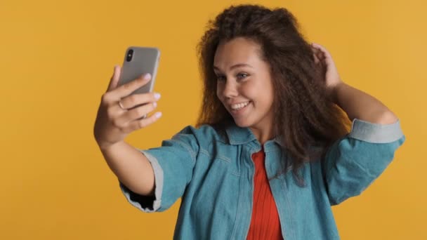 Gadis Berambut Coklat Cantik Membuat Selfie Smartphone Dan Memilih Foto — Stok Video