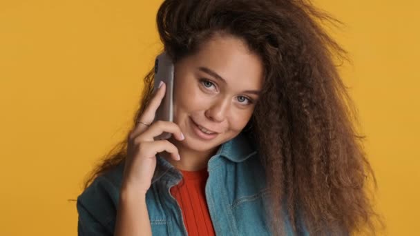 Akıllı Telefondan Iyi Arkadaşıyla Konuşan Esmer Güzel Kızın Portresi Sarı — Stok video