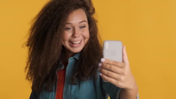 Menina Morena Bonita Fazendo Chamada Vídeo Feliz Enviando Beijo Para — Vídeo de Stock