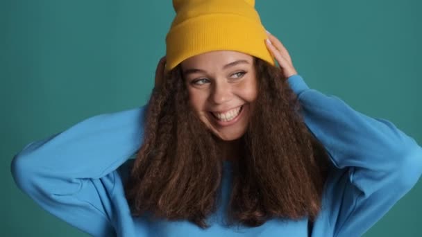 Hermosa Chica Morena Sombrero Amarillo Vestida Ropa Casual Alegremente Posando — Vídeos de Stock