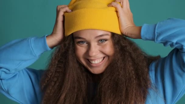 Retrato Atractiva Chica Morena Alegre Sombrero Amarillo Vestida Ropa Casual — Vídeo de stock