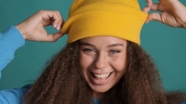 Retrato Menina Morena Muito Sorridente Chapéu Amarelo Alegremente Posando Isolado — Vídeo de Stock