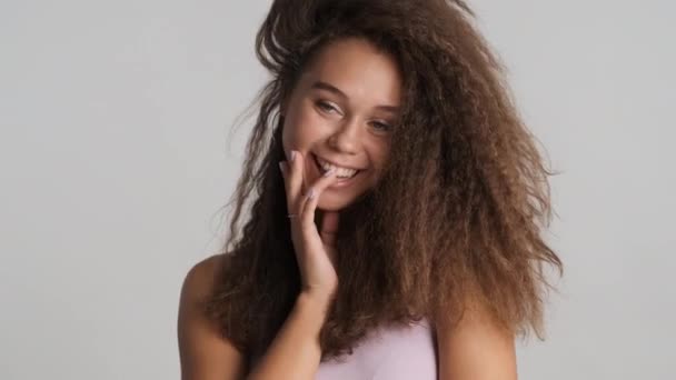Schöne Römische Brünette Mädchen Charmant Posiert Vor Der Kamera Isoliert — Stockvideo