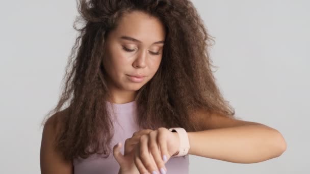 Hermosa Chica Morena Elegante Contestando Mensaje Novio Sonriendo Usando Smartwatch — Vídeos de Stock