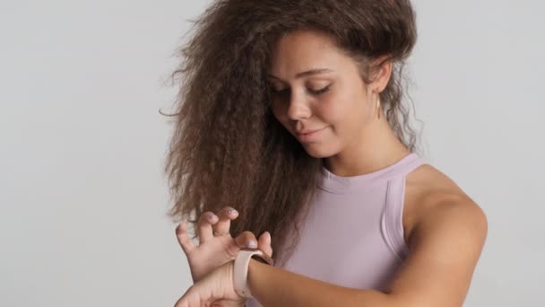 Retrato Atractiva Chica Morena Sonriente Charlando Con Amigos Smartwatch Sobre — Vídeos de Stock