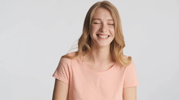 Atractiva Chica Rubia Alegre Felizmente Sonriendo Cámara Sobre Fondo Blanco —  Fotos de Stock