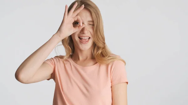 Ελκυστική Θετική Ξανθιά Κοπέλα Αστείο Δείχνει Χειρονομία Στην Κάμερα Πάνω — Φωτογραφία Αρχείου