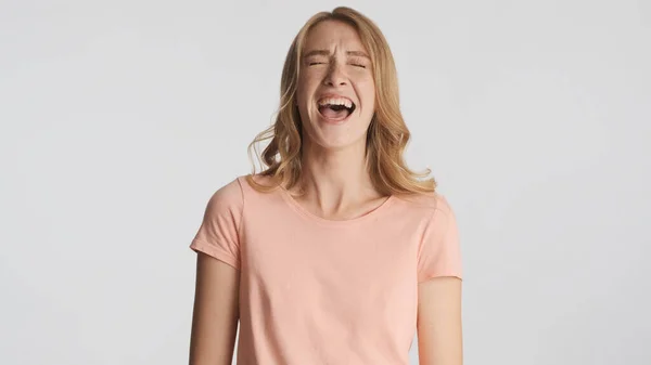Verontrustend Moe Blond Meisje Emotioneel Schreeuwen Camera Geïsoleerd Witte Achtergrond — Stockfoto