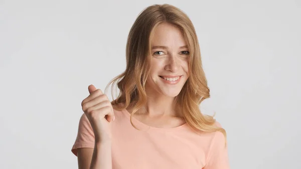 Menina Loira Muito Sorridente Feliz Posando Câmera Isolada Expressão Alegre — Fotografia de Stock