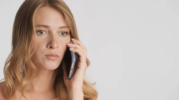 Молодая Блондинка Разговаривающая Смартфоне Изолированная Белом Фоне Удивительное Выражение Лица — стоковое фото