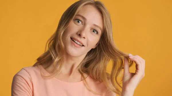 Pretty Excited Blond Girl Posing Camera Colorful Background Face Expression — Stock Photo, Image