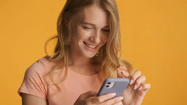 Lukk Opp Smilende Blond Jente Med Smarttelefon Kommunikasjon Nettet Fargerik – stockfoto