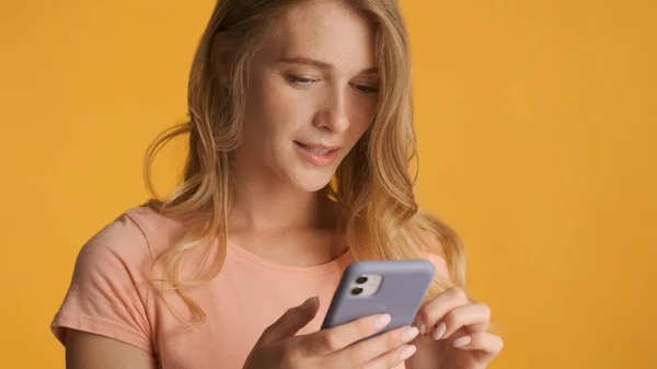 Potret Gadis Pirang Sms Dengan Teman Online Chatting Smartphone Atas — Stok Foto