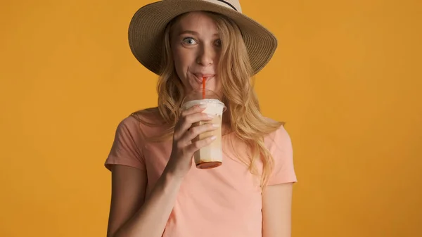 Симпатичная Возбужденная Девушка Шляпе Наслаждается Кофейным Напитком Оранжевом Фоне Кофе — стоковое фото