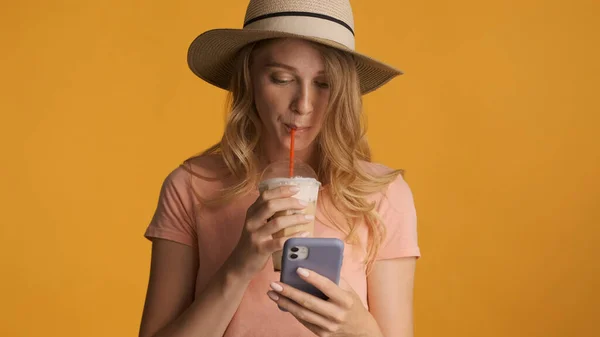 Mujer Rubia Joven Sombrero Beber Café Elegir Productos Línea Teléfono —  Fotos de Stock