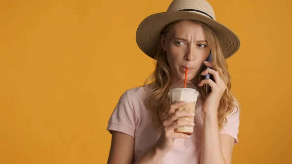 Молодая Блондинка Шляпе Пьет Кофе Время Серьезного Телефонного Разговора Красочном — стоковое фото