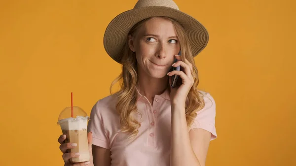 Aantrekkelijk Blond Meisje Hoed Met Koffie Gaan Bedachtzaam Praten Telefoon — Stockfoto
