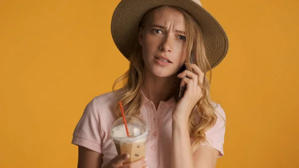 Boos Blonde Vrouw Hoed Met Koffie Gaan Hebben Ernstige Telefoongesprek — Stockfoto